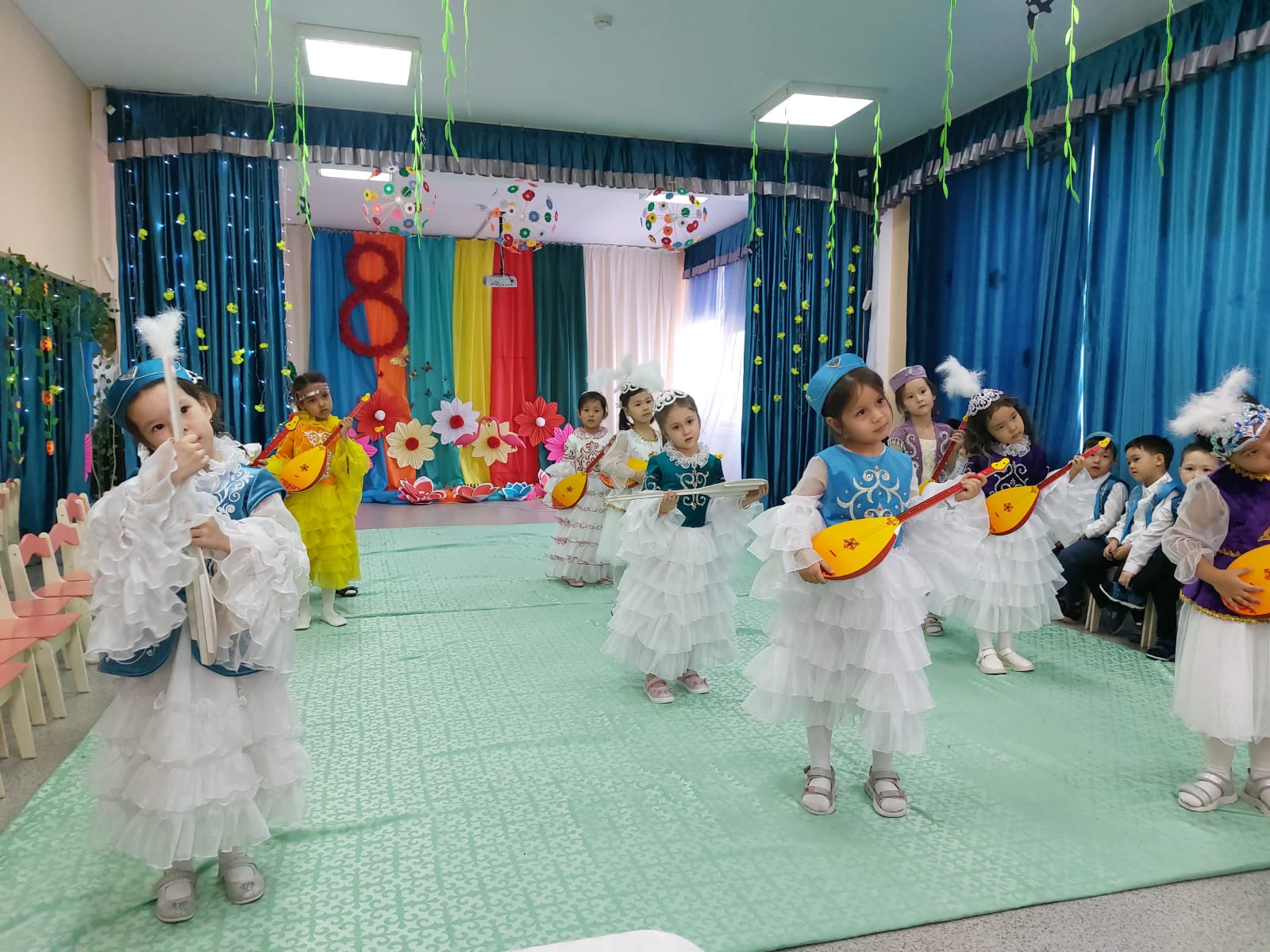 Тақырып:"Көрікті-көктем аруы" Мақсаты:Қыздардың көркемдік талғамын қалыптастыру.Эстетикалық және шығармашылық қабілеттерін дамыту. Өз өзін ұстай білуге,сұлулыққа тәрбиелеу.