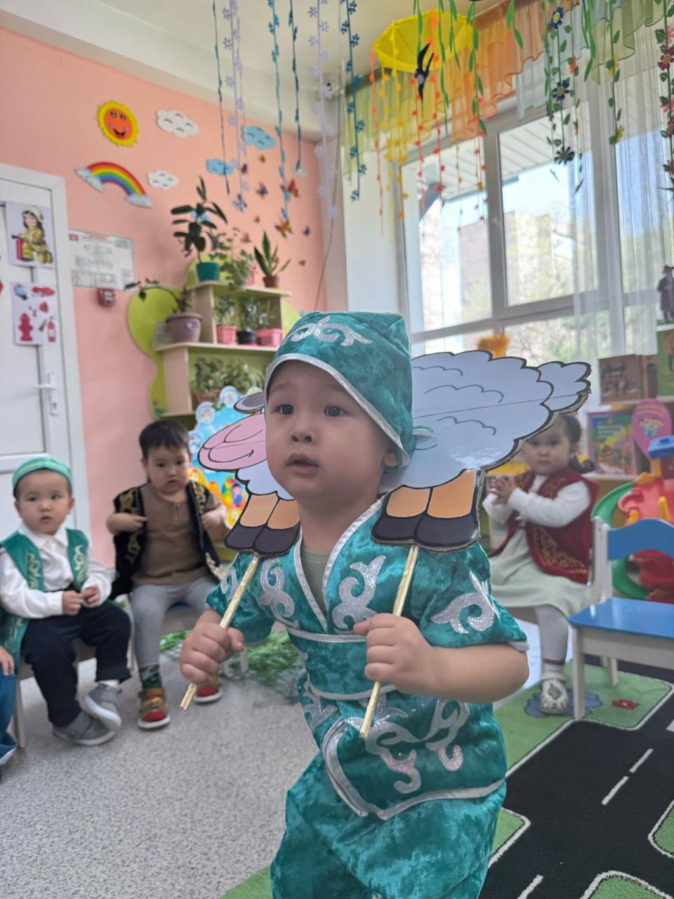 Тақырыбы: Армысың, әз Наурыз! Кіші "Кұлыншақ" тобы Мақсаты: Ұлыстың Ұлы күні Наурыз мерекесінің ерекшеліктерімен таныстыру. Наурыз мерекесі туралы түсінік беру. Балалардың, ойлау қабілеттерін дамыту.