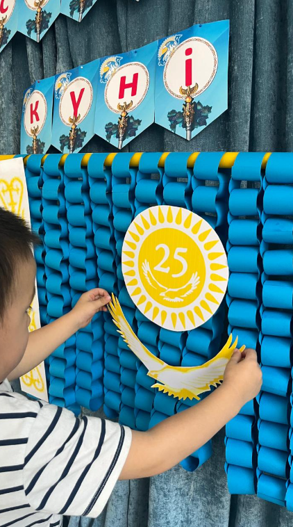 " Поздравляем всех с днём Республики Казахста". Средняя группа " Күншуақ " . Воспитатель Гуламова А.А