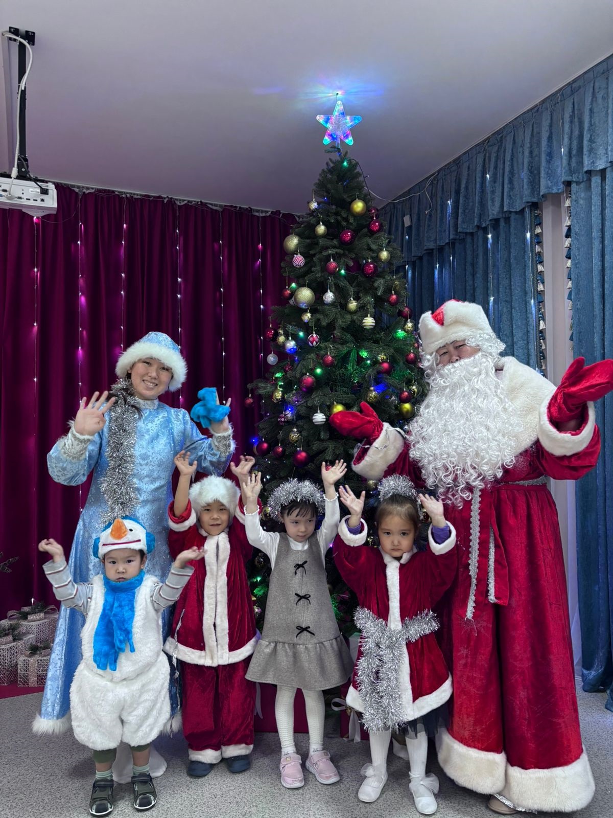 "Жаңа жыл мерекесі"  Кеңес беру пункті Жаңа жыл – баланың қиялын дамытып, қуаныш сыйлайтын ерекше мереке. Егер бала балабақшаға бармаса да, оны мерекелік көңіл күйден шет қалдырмау өте маңызды.